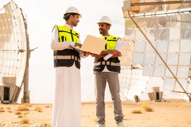 مهندسون سعوديون في محطة طاقة شمسية بالصحراء