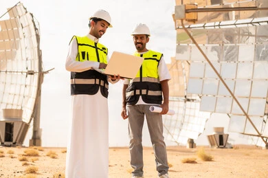 مهندسون سعوديون في محطة طاقة شمسية بالصحراء