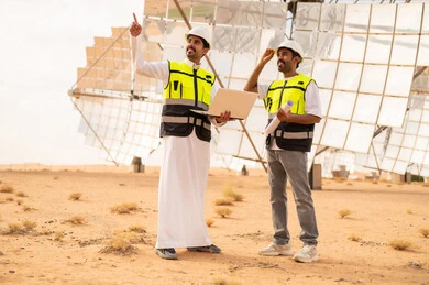 مهندسون عرب في محطة طاقة شمسية صحراوية