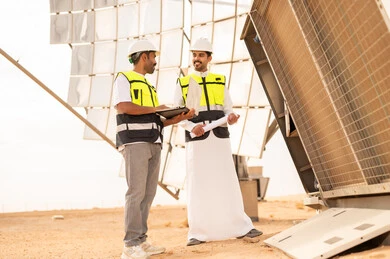 مهندسون سعوديون في محطة طاقة شمسية مركزة بالصحراء