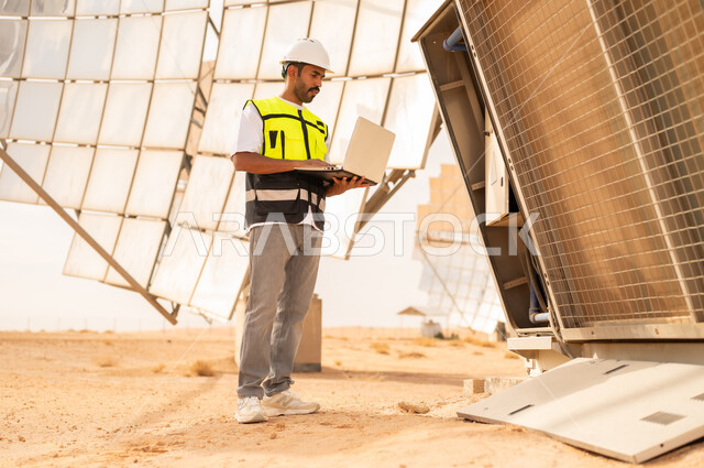 مهندس عربي يستخدم المحمول في محطة طاقة شمسية