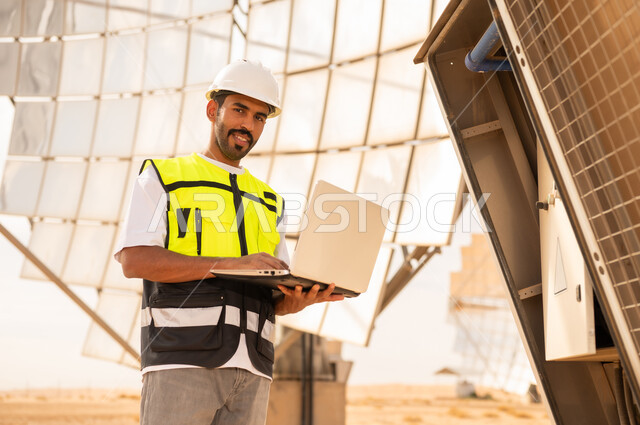 مهندس سعودي يستخدم لابتوب في محطة طاقة شمسية