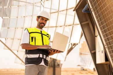 مهندس سعودي يستخدم لابتوب في محطة طاقة شمسية