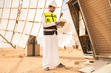 مهندس سعودي في محطة طاقة شمسية يستخدم تابلت