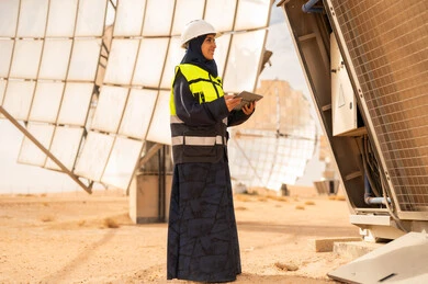 مهندسة سعودية في محطة طاقة شمسية صحراوية