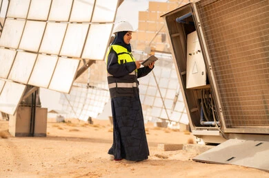 مهندسة سعودية في محطة للطاقة الشمسية في الصحراء