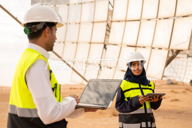 مهندسون سعوديون في محطة طاقة شمسية بالصحراء