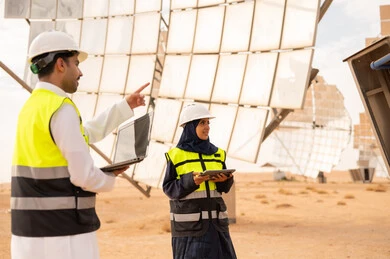 مهندسون سعوديون في محطة طاقة شمسية صحراوية