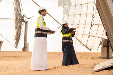 مهندسون سعوديون يفحصون حقل طاقة شمسية