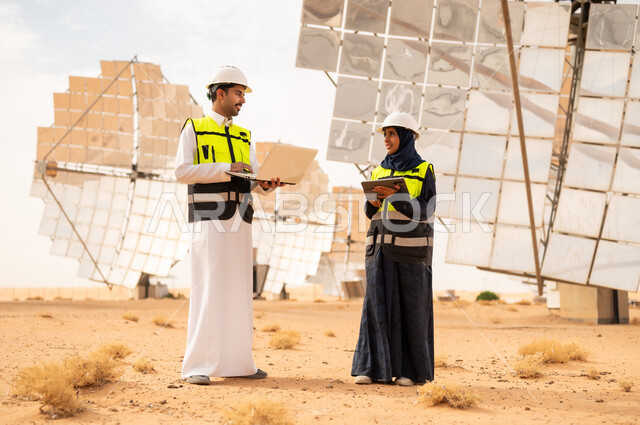 مهندسون سعوديون في محطة طاقة شمسية بالصحراء