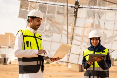 مهندسون سعوديون يعملون في محطة طاقة شمسية