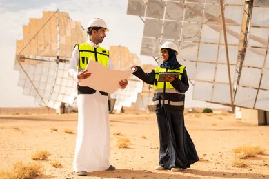 مهندسون سعوديون في محطة طاقة شمسية بالصحراء