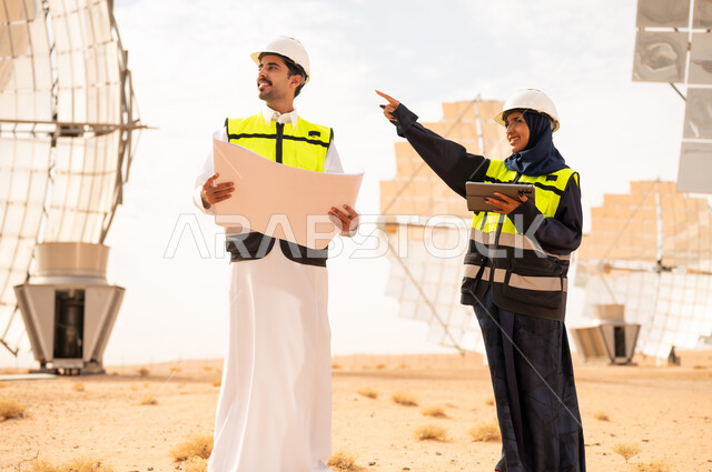 مهندسون سعوديون في محطة طاقة شمسية بالصحراء