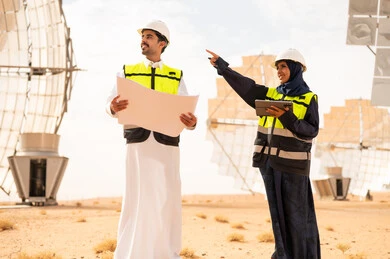 مهندسون سعوديون في محطة طاقة شمسية بالصحراء
