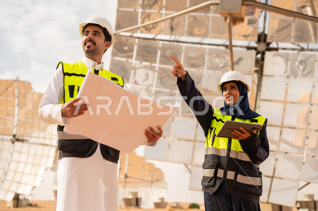 مهندسون سعوديون في مشروع محطة طاقة شمسية