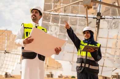 مهندسون سعوديون في مشروع محطة طاقة شمسية