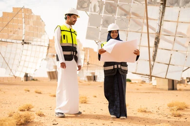 مهندسون سعوديون يعملون في محطة طاقة شمسية في الصحراء