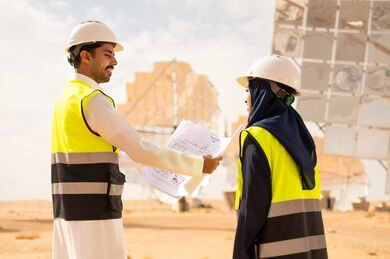 مهندسون سعوديون يناقشون المخططات في محطة طاقة شمسية