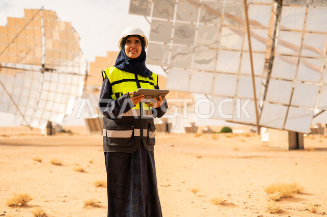 مهندسة سعودية في محطة طاقة شمسية صحراوية