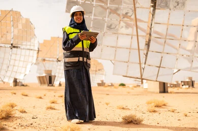 مهندسة سعودية في محطة طاقة شمسية صحراوية