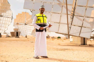 مهندس عماني في محطة طاقة شمسية بالصحراء