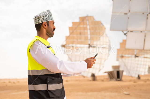 مهندس عماني في محطة طاقة شمسية صحراوية