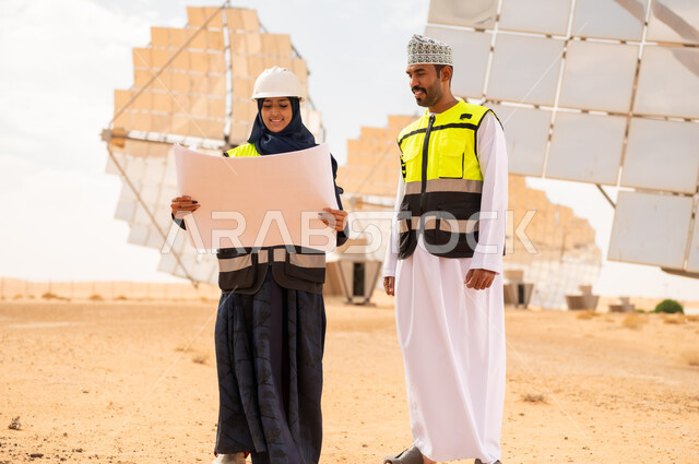 مهندسون عمانيون في محطة طاقة شمسية صحراوية
