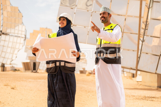 مهندسون عمانيون في محطة طاقة شمسية مع مخططات