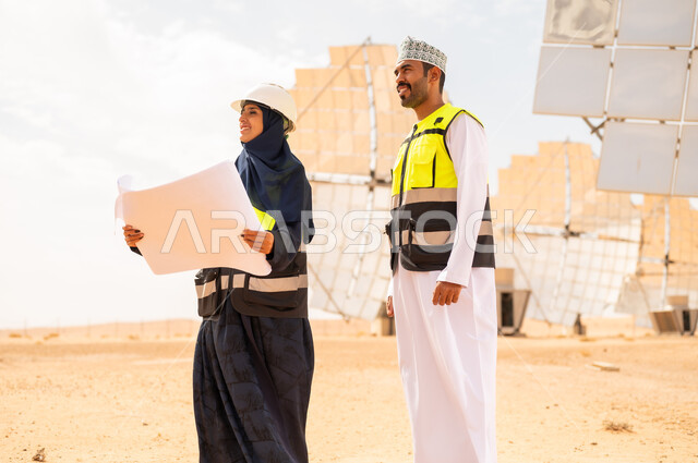 مهندسون عمانيون في محطة طاقة شمسية صحراوية