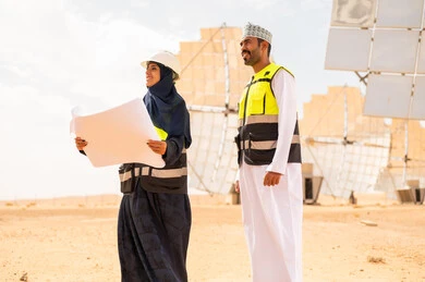 مهندسون عمانيون في محطة طاقة شمسية صحراوية