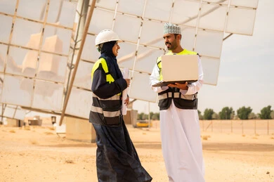 مهندسون عمانيون في محطة طاقة شمسية صحراوية