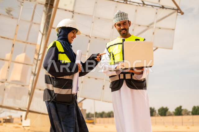 مهندسون عمانيون يستخدمون الحاسوب في محطة طاقة شمسية