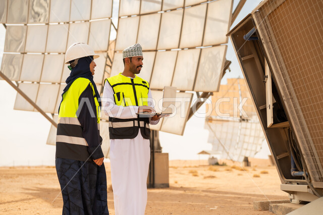 مهندسون عمانيون في محطة طاقة شمسية صحراوية