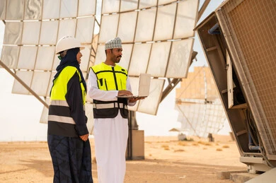 مهندسون عمانيون في محطة طاقة شمسية صحراوية