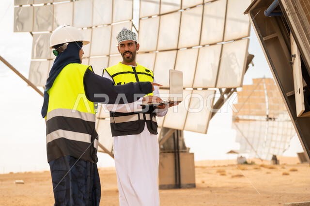 مهندسون عمانيون في محطة طاقة شمسية بالصحراء