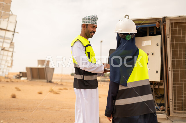 مهندسون عمانيون في محطة طاقة شمسية صحراوية