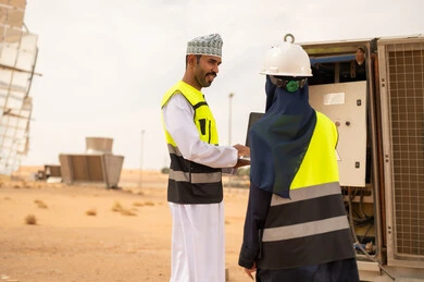 مهندسون عمانيون في محطة طاقة شمسية صحراوية