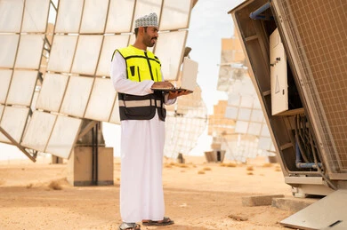 مهندس عماني يعمل في محطة طاقة شمسية