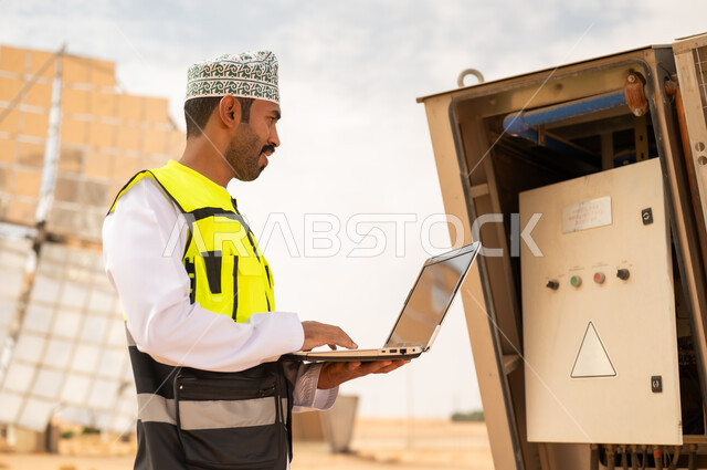 مهندس عماني يستخدم المحمول في محطة طاقة شمسية
