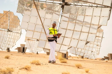 مهندس عماني في محطة طاقة شمسية بالصحراء