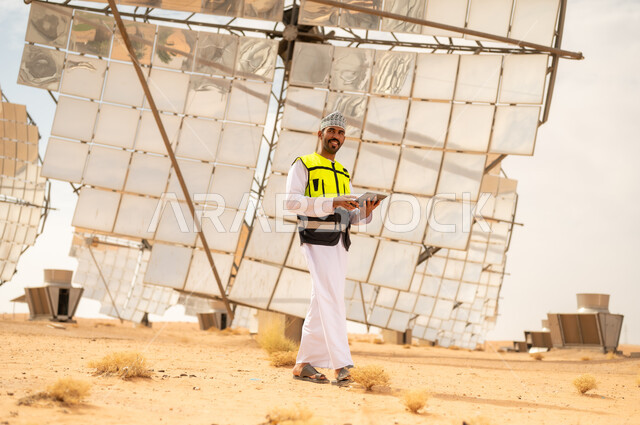 مهندس عماني في محطة طاقة شمسية بالصحراء