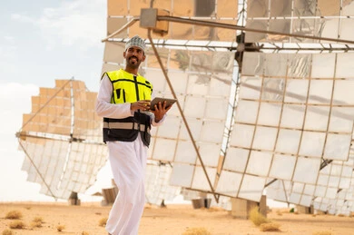 مهندس عماني في محطة طاقة شمسية مع تابلت