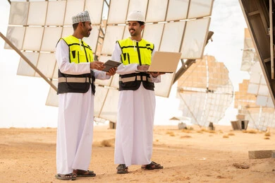 مهندسون عمانيون في محطة طاقة شمسية بالصحراء