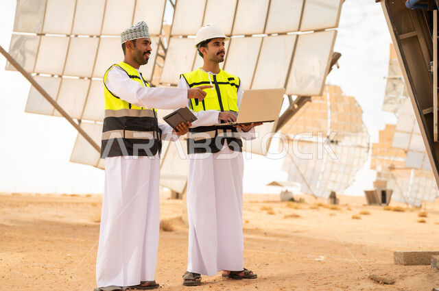 مهندسون عمانيون يعملون في حقل للطاقة الشمسية