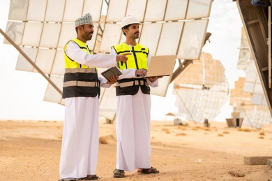 مهندسون عمانيون يعملون في حقل للطاقة الشمسية