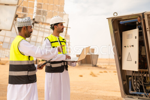 مهندسون عمانيون في محطة طاقة شمسية صحراوية
