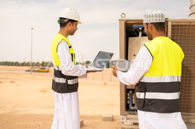 مهندسون عمانيون يعملون في موقع صناعي صحراوي