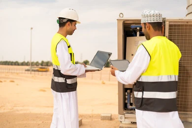 مهندسون عمانيون يعملون في موقع صناعي صحراوي