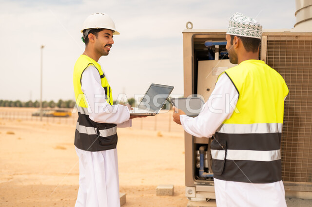 مهندسون عمانيون يستخدمون الحاسوب في موقع صناعي