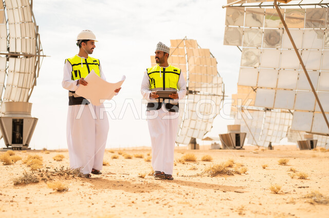 مهندسون عمانيون في محطة طاقة شمسية بالصحراء